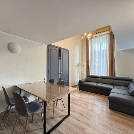 18 Deribasivska Street Jacuzzi *